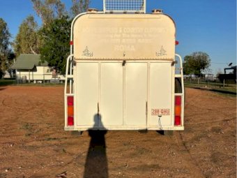 2002 Otto Tuza Gooseneck 4 Horse Converted to 3 horse Float