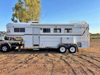 2002 Otto Tuza Gooseneck 4 Horse Converted to 3 horse Float