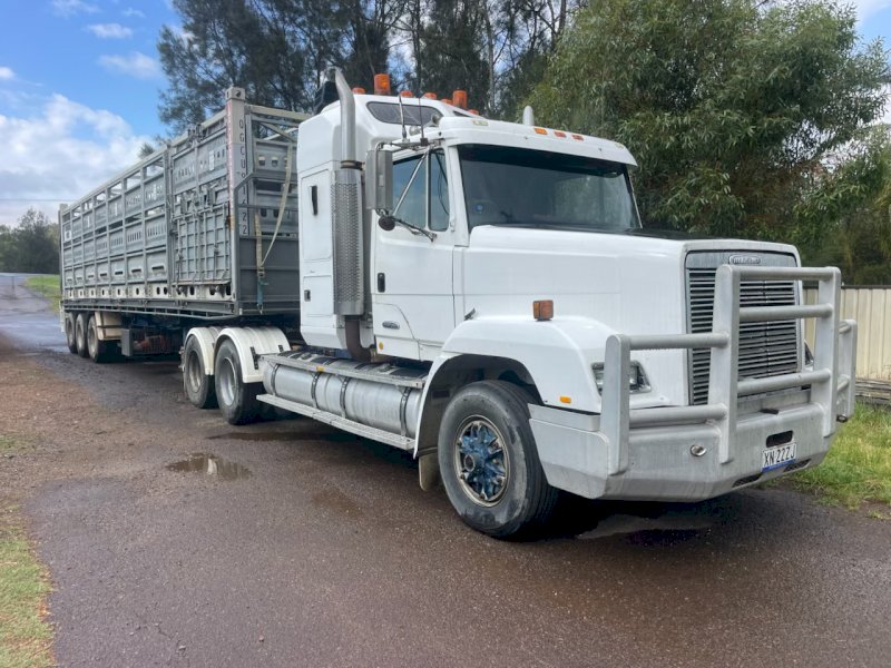 1999 Freightliner FL112 Prime Mover With Cattle Crate