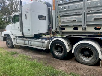 1999 Freightliner FL112 Prime Mover With Cattle Crate
