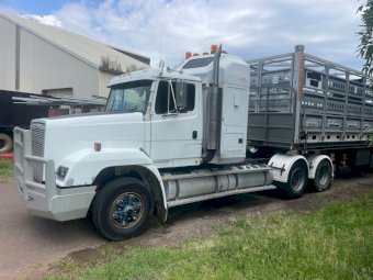 1999 Freightliner FL112 Prime Mover With Cattle Crate