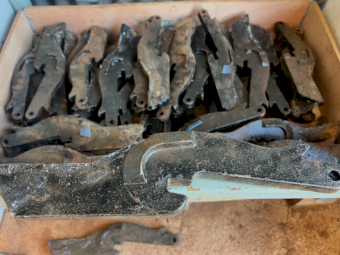 62 x New Agmaster Knife Points