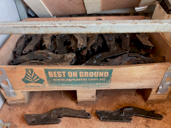 62 x New Agmaster Knife Points