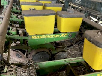 John Deere MaxEmerge XP 8 row Planter