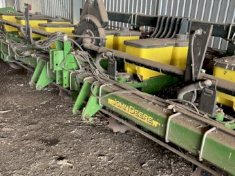 John Deere MaxEmerge XP 8 row Planter