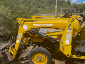 2006 Eastwind DF250 Tractor with Front End Loader