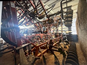 Bourgault 8910  60 ft Cultivator/Seeder Bar