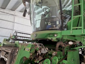 2014 John Deere S680 Header with 2011John Deere 640D Front and Trailer