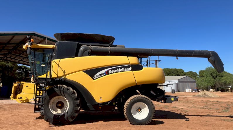 2004 New Holland CR 960 Header with 42ft Honeybee 94C Front