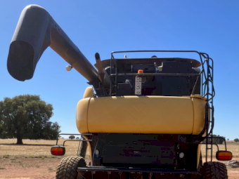 2004 New Holland CR 960 Header with 42ft Honeybee 94C Front