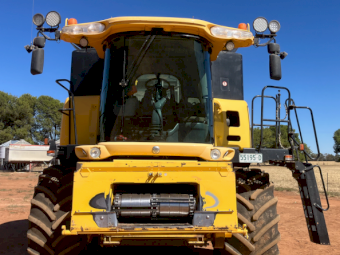 2004 New Holland CR 960 Header with 42ft Honeybee 94C Front