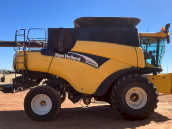 2004 New Holland CR 960 Header with 42ft Honeybee 94C Front