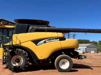 2004 New Holland CR 960 Header with 42ft Honeybee 94C Front