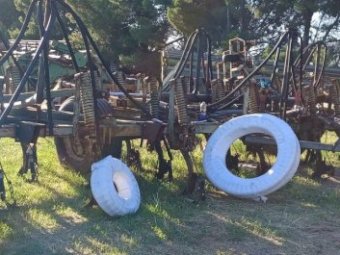 42' Horwood Bagshaw Chisel Plough with 4000L Horwood Bagshaw Aircart