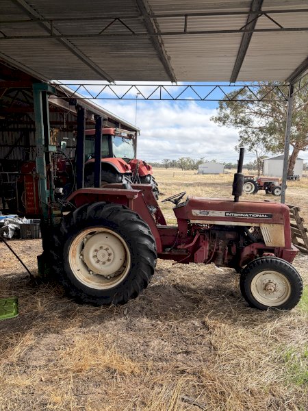 International 454 Tractor with Munro Post Driver
