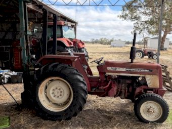 International 454 Tractor with Munro Post Driver