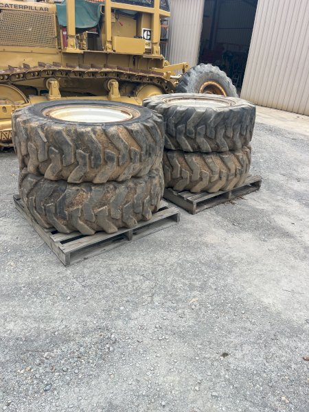 1 Set 17.5-25L2 Forder Tyres and Rims