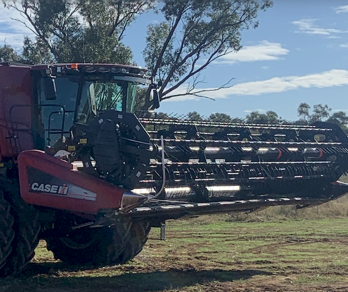 25ft  Case IH MacDon Draper Front with Comb Trailer