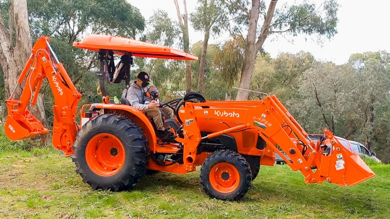 Near New Kubota L4600 Tractor with LA 714 Kubota Loader and Kubota BH92 backhoe