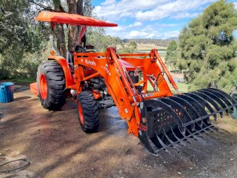 Near New Kubota L4600 Tractor with LA 714 Kubota Loader and Kubota BH92 backhoe