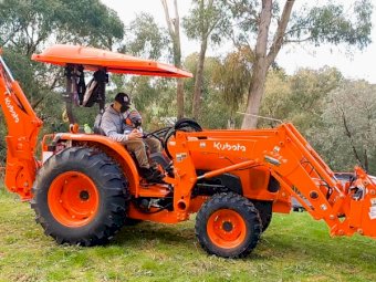 Near New Kubota L4600 Tractor with LA 714 Kubota Loader and Kubota BH92 backhoe