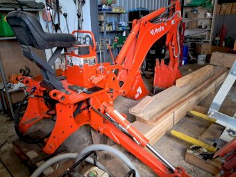 Near New Kubota L4600 Tractor with LA 714 Kubota Loader and Kubota BH92 backhoe