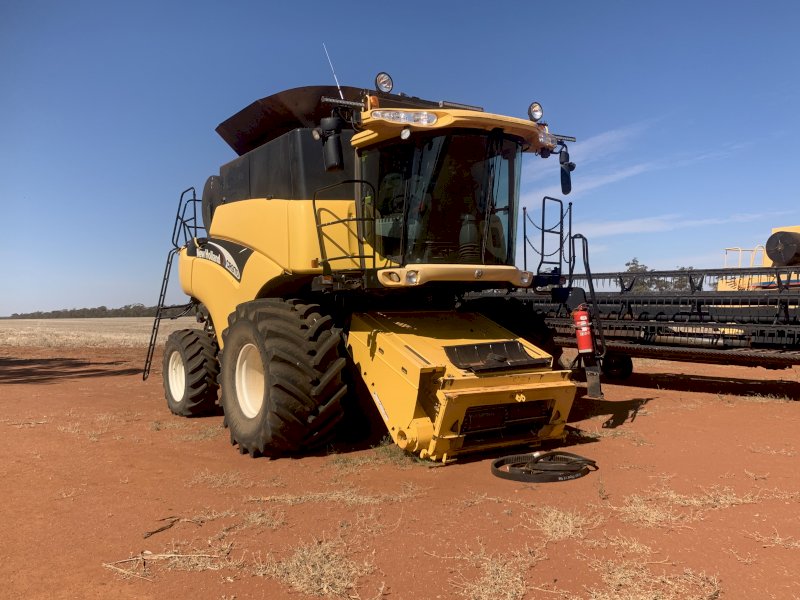 New Holland CR970 Header with Honey Bee Grain Belt Flex Plus 36 ft Front