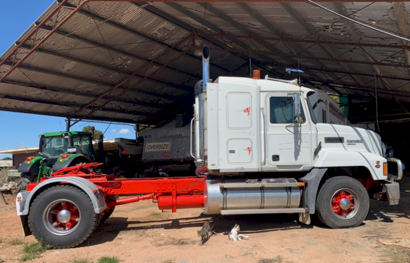 2002 Mack CH Valueliner Prime Mover with Lusty Flat Top Trailer