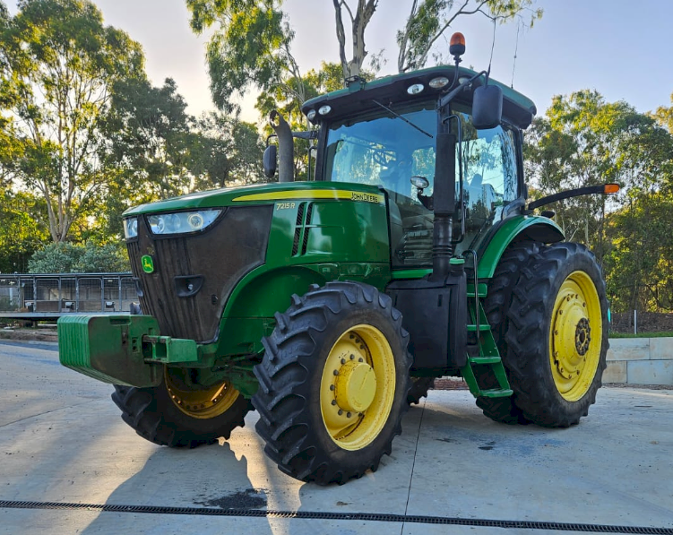2012 John Deere 7215R Tractor
