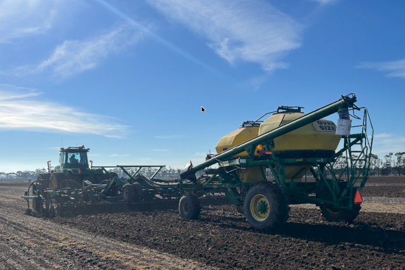 10m John Deere 1820 Bar with 1900 Air Seeder Cart