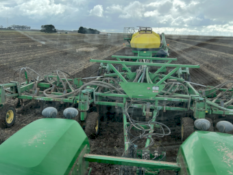 10m John Deere 1820 Bar with 1900 Air Seeder Cart