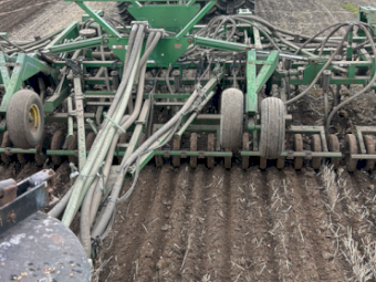 10m John Deere 1820 Bar with 1900 Air Seeder Cart