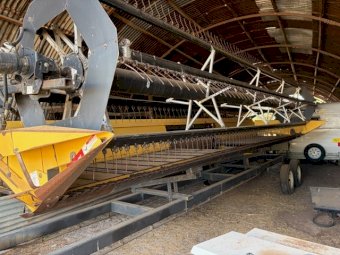 2002 New Holland CX 780 Header With 25Ft Honeybee Front