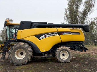 2002 New Holland CX 780 Header With 25Ft Honeybee Front
