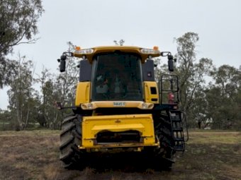 2002 New Holland CX 780 Header With 25Ft Honeybee Front
