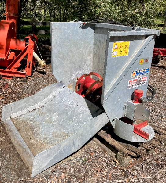 Self Loading Merlini Spreader