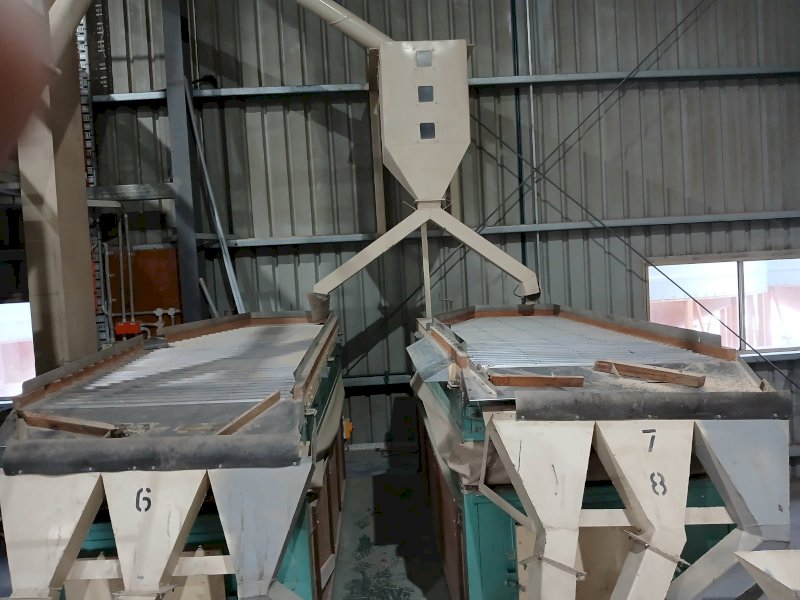 2 x Oliver  160 Grain Separator Tables