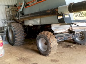1993 Gleaner R62 Header with 30ft Macdon Front