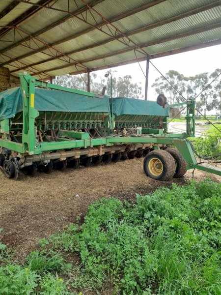 John Deere 1590 Disc Seeder