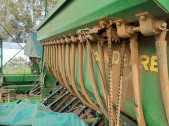 John Deere 1590 Disc Seeder