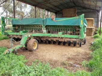 John Deere 1590 Disc Seeder