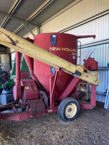 New Holland 353 Vertical Feed Mixer