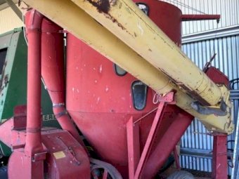 New Holland 353 Vertical Feed Mixer