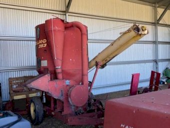 New Holland 353 Vertical Feed Mixer
