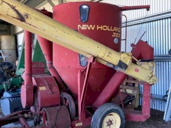 New Holland 353 Vertical Feed Mixer