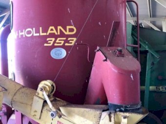 New Holland 353 Vertical Feed Mixer