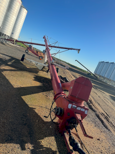 Farm King 1370 Self Propelled Auger
