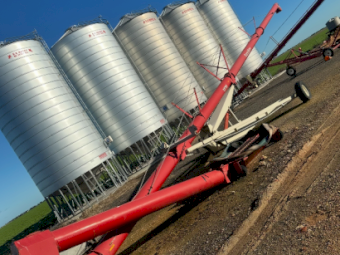 Farm King 1370 Self Propelled Auger