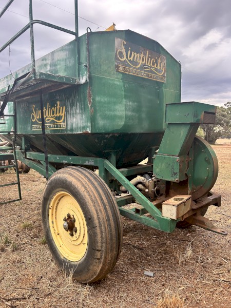 40ft Chamberlain/John Deere 275 Bar with Simplicity Air Cart