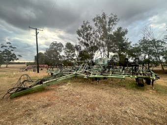40ft Chamberlain/John Deere 275 Bar with Simplicity Air Cart